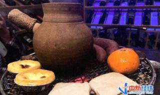 一家人围炉煮茶烤鸡蛋爆炸