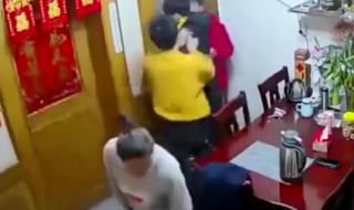 男孩玩游戏砸手机被父亲踹翻