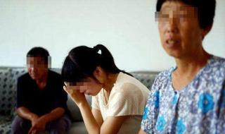 男孩玩游戏砸手机被父亲踹翻