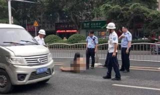 女子躺马路上拍视频
